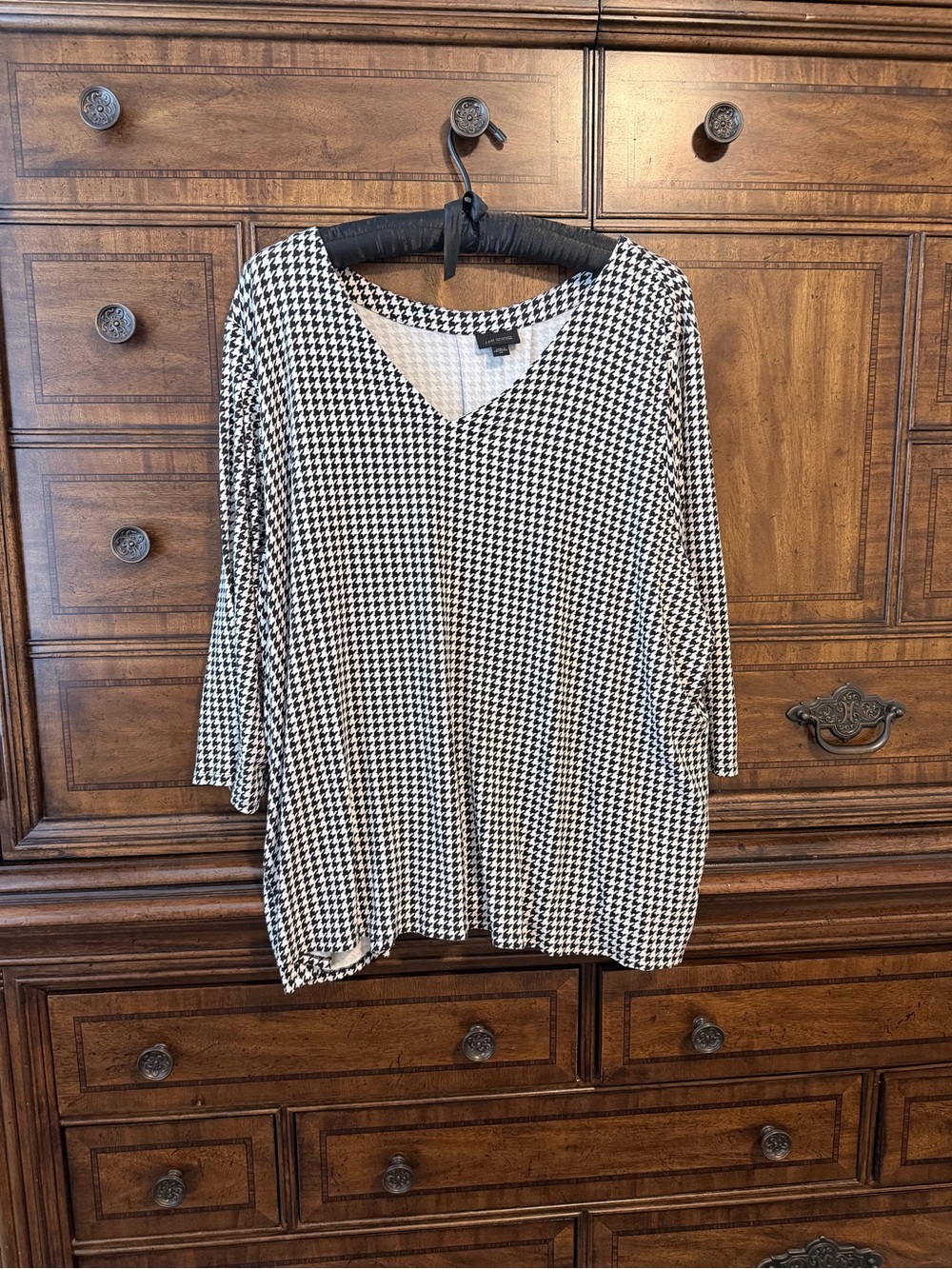 Black & White Wearever Collection Houndstooth V-Neck Women's Top 4X - Picture 2 of 12